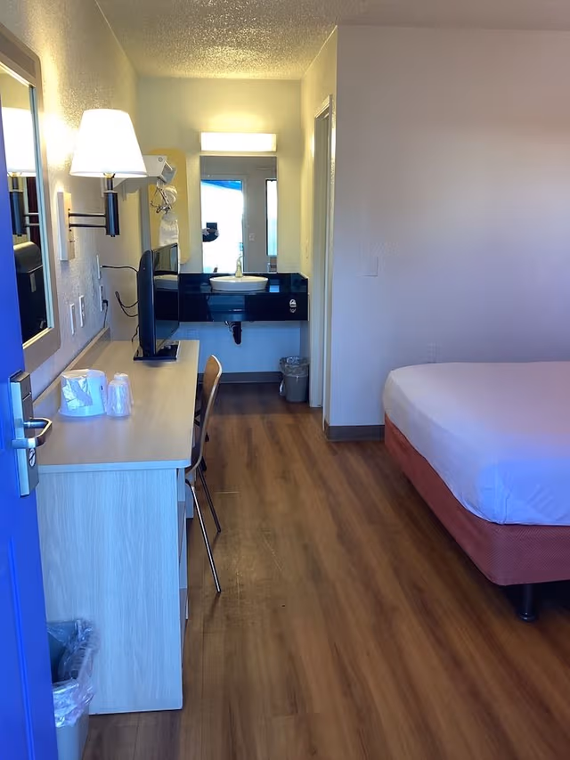 Deluxe Room, 1 Queen Bed, Non Smoking, Refrigerator