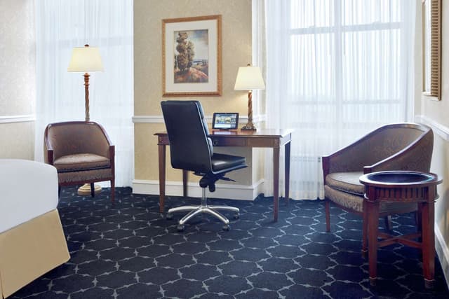 1 KING BED FAMILY ROOM - 1 SOFABED