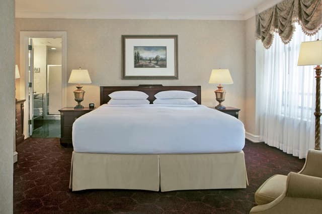 1 KING - 1 BEDROOM GOLDCOAST SUITE LAKEVIEW
