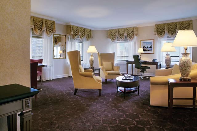 1 KING - 1 BEDROOM GOLDCOAST SUITE LAKEVIEW