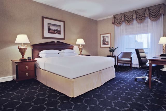 1 KING BED FAMILY ROOM - 1 SOFABED