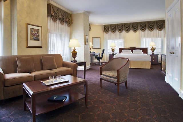 1 KING BED FAMILY ROOM - 1 SOFABED