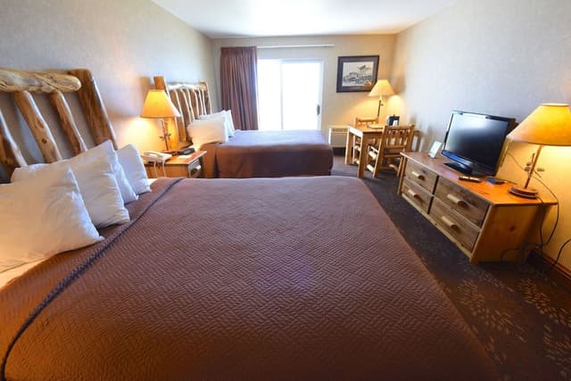 Room 2 Queen beds Lakeside with Balcony
