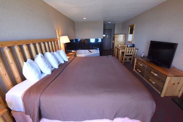 Room, 1 King Bed, Jetted Tub, Lakeside
