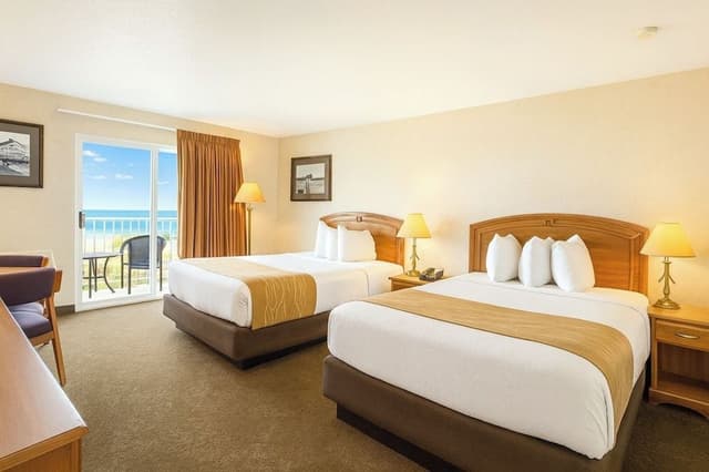 Room 2 Queen beds Lakeside with Balcony