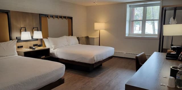 Lodge 2 Queens Guestroom