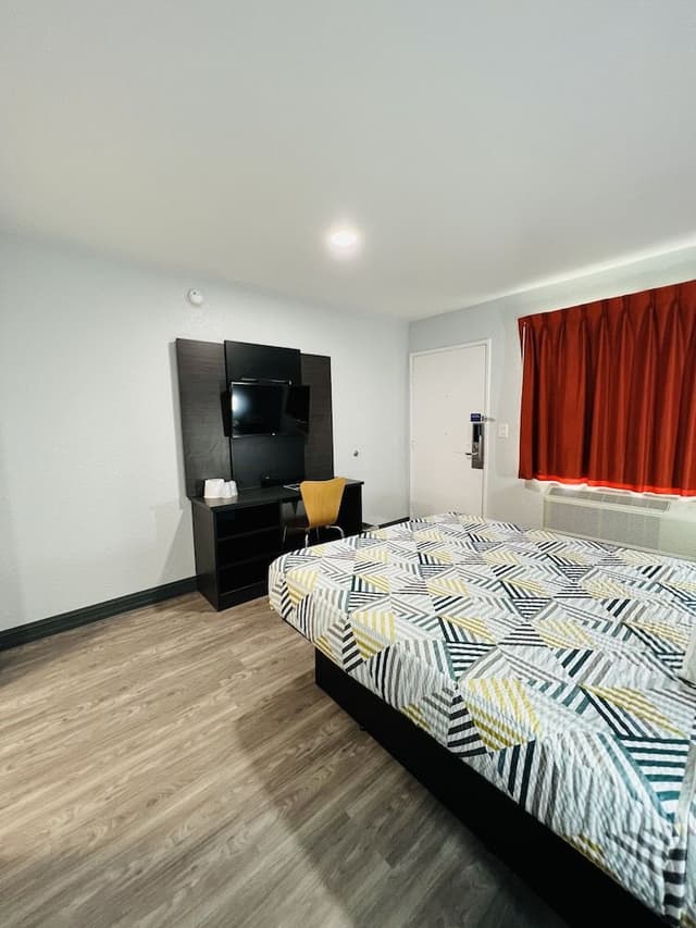 Standard Room, 1 Queen Bed, Accessible, Non Smoking