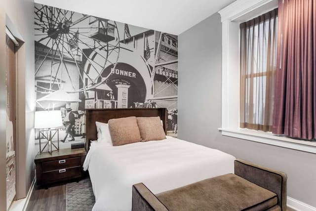 Basic Room, 1 Queen Bed, Accessible, Non Smoking (Mobility, Roll-in Shower)