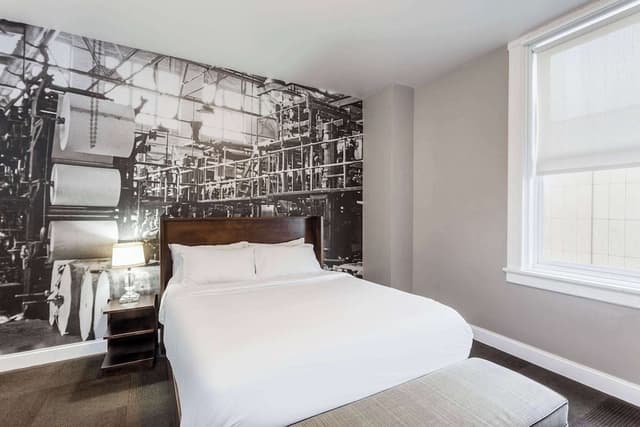 Basic Room, 1 Queen Bed, Accessible, Non Smoking (Mobility, Roll-in Shower)