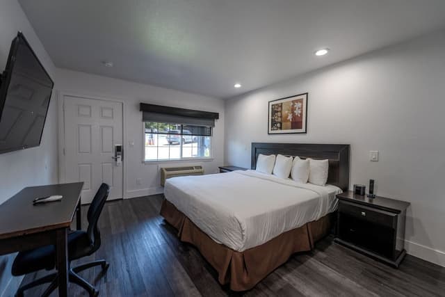 Standard Room, 1 King Bed