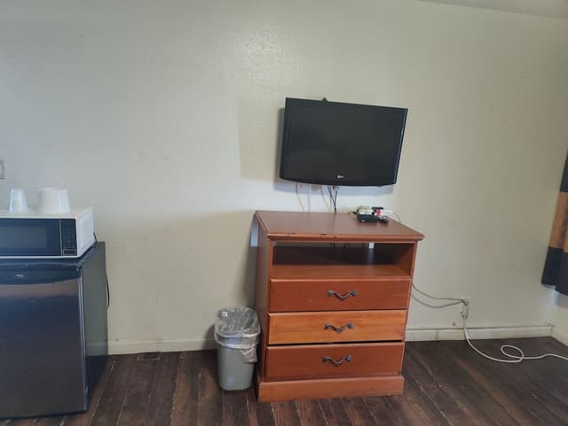 Basic Room, 1 King Bed