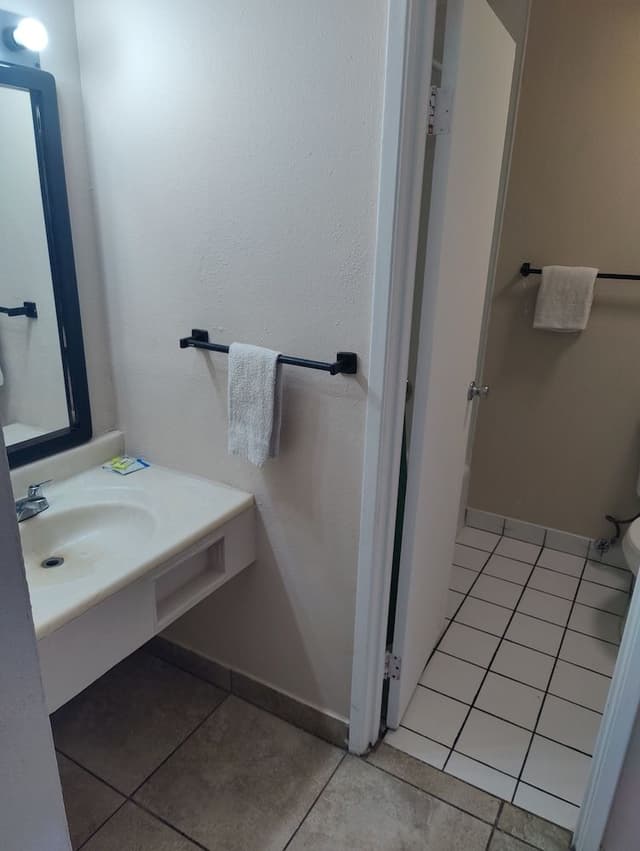 Basic Room, 1 King Bed
