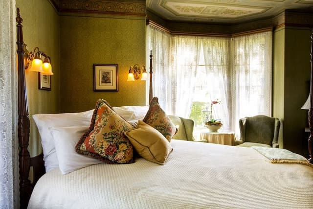 Superior Room, 1 King Bed, Fireplace (Parlor)