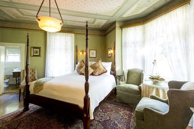 Superior Room, 1 King Bed, Fireplace (Parlor)
