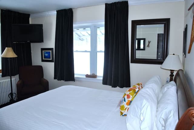 Signature House, 1 Queen Bed, Balcony, Lake View