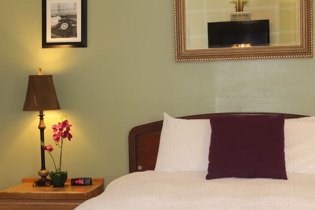 Room, 1 Queen Bed, Kitchen