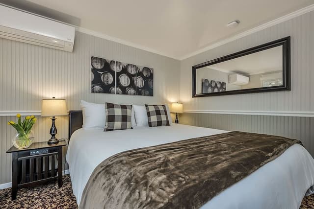 Comfort Room, 1 King Bed (Oakville Garden)