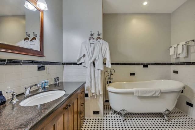 Suite, 1 King Bed (Silverado)