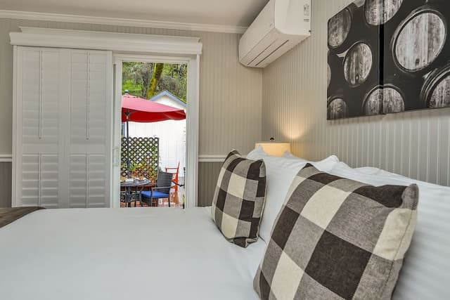 Comfort Room, 1 King Bed (Oakville Garden)