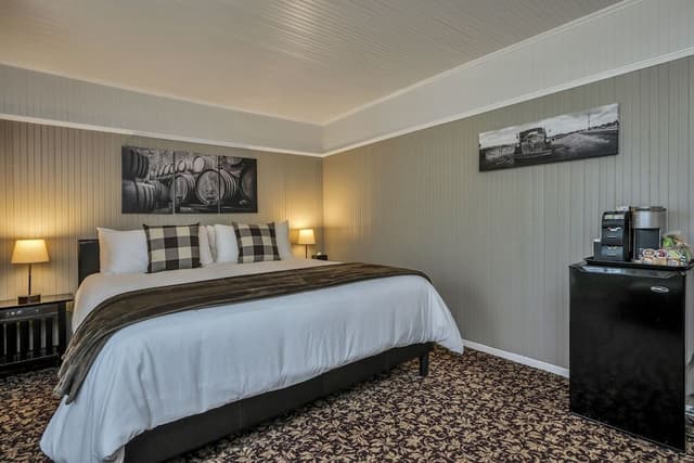 Room, 1 Queen Bed (St. Helena)