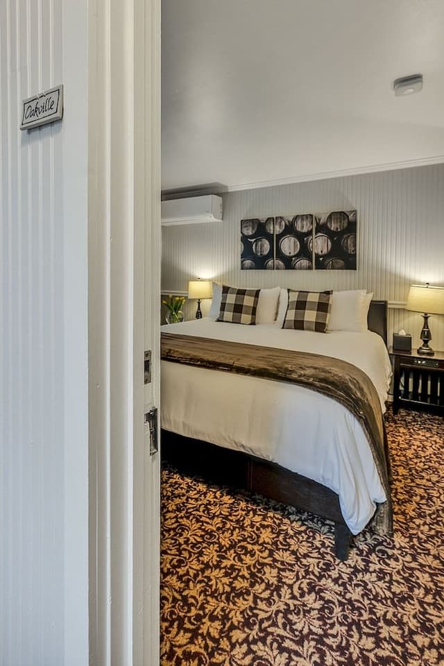 Comfort Room, 1 King Bed (Oakville Garden)