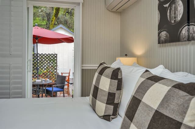 Comfort Room, 1 King Bed (Oakville Garden)
