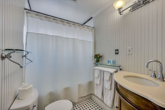 Comfort Room, 1 King Bed (Oakville Garden)