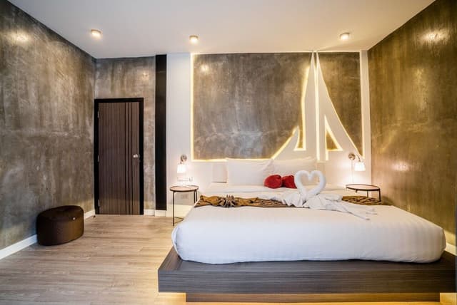 Suite, Pool View