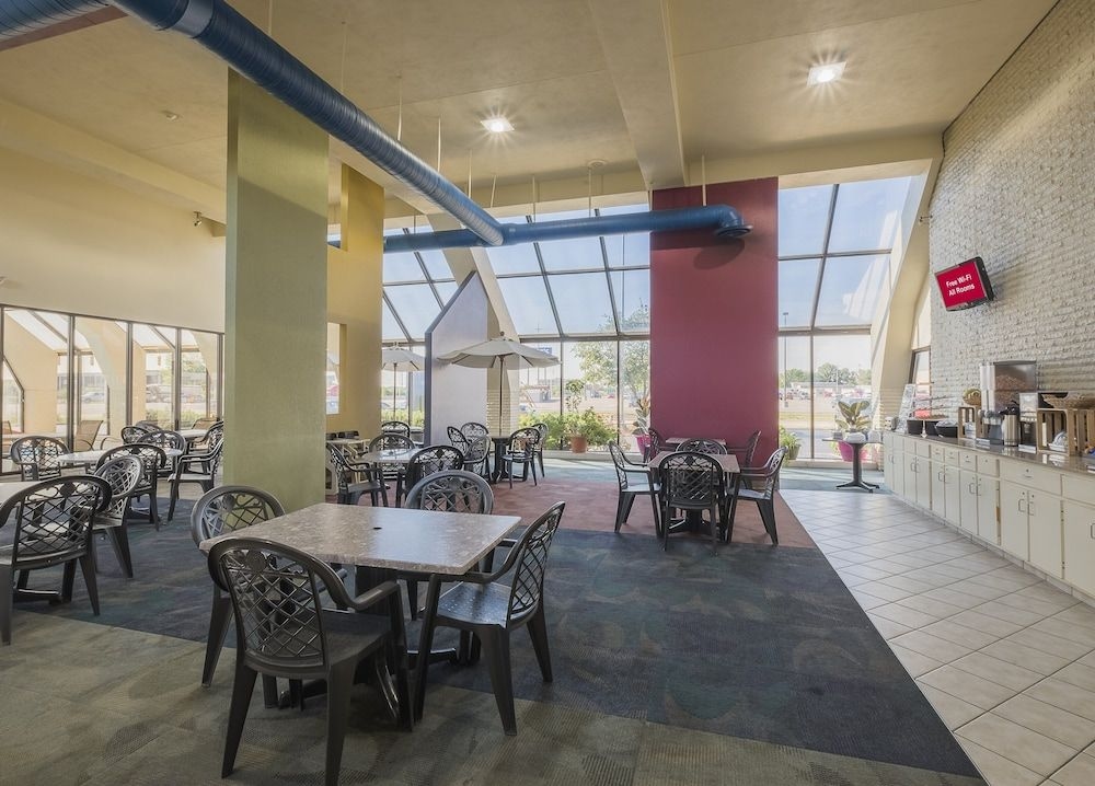 Red Roof Inn & Suites Cleveland - Elyria2