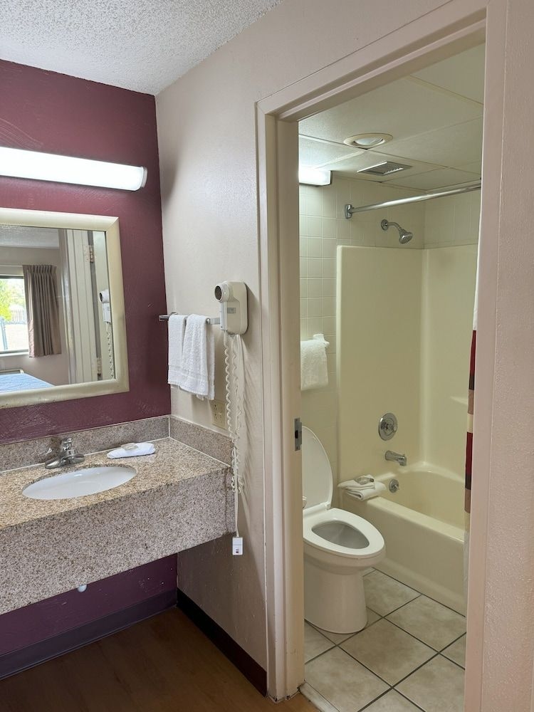 Red Roof Inn & Suites Cleveland - Elyria4