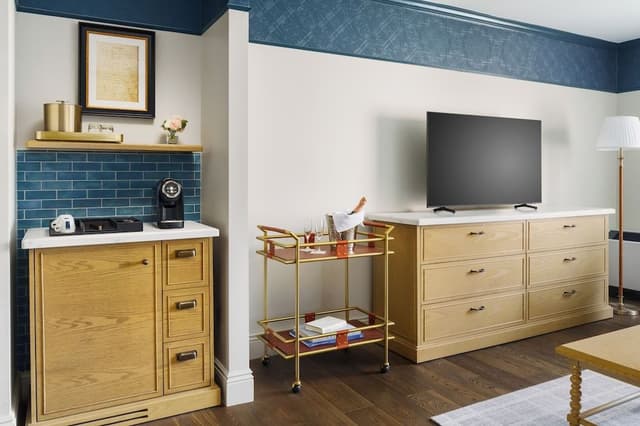 Suite, 1 King Bed, Accessible