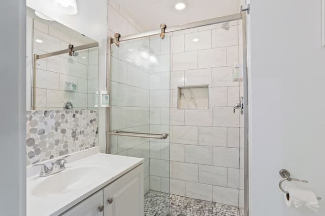 Standard Room, 1 Queen Bed, Non Smoking, Private Bathroom