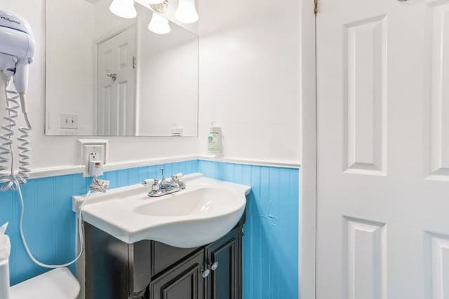 Standard Room, 1 Queen Bed, Non Smoking, Private Bathroom