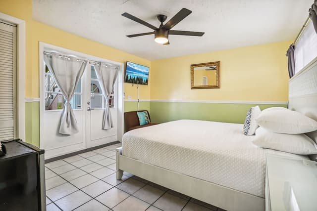Standard Room, 1 King Bed, Non Smoking, Private Bathroom