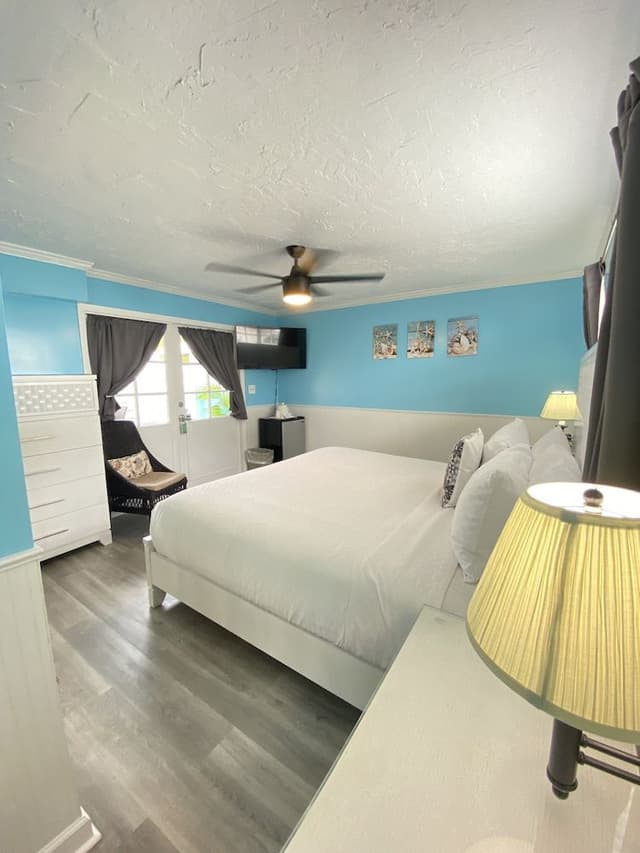 Standard Room, 1 King Bed, Non Smoking, Private Bathroom