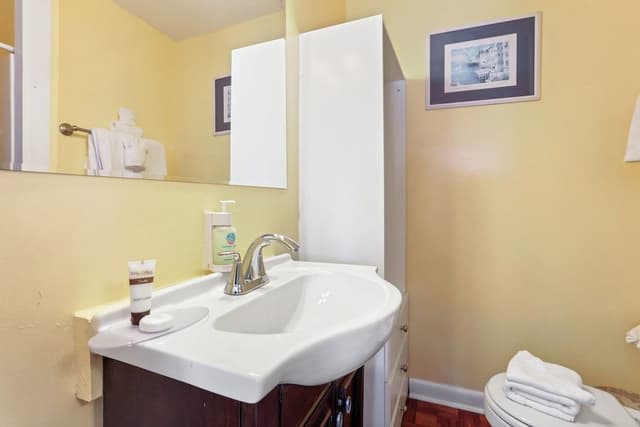 Standard Room, 1 Queen Bed, Non Smoking, Private Bathroom