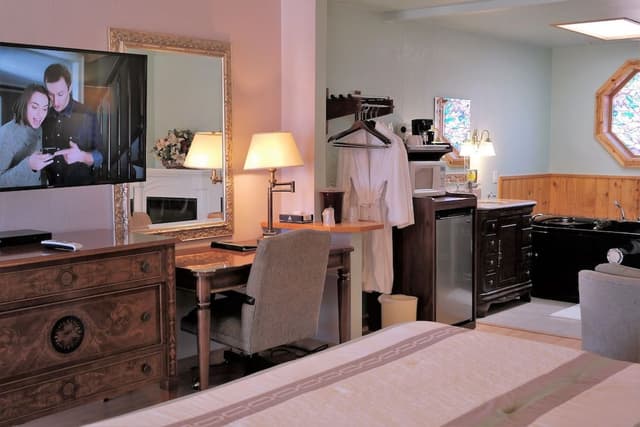 Standard Room, 1 King Bed, Jetted Tub