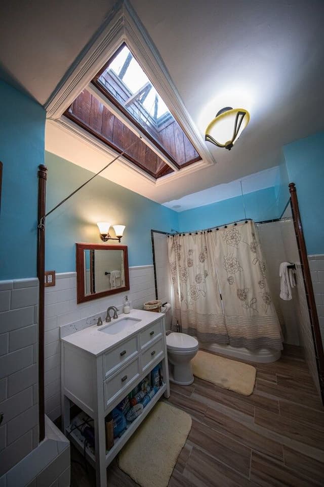 Single Room, Shared Bathroom (Ebony (5))