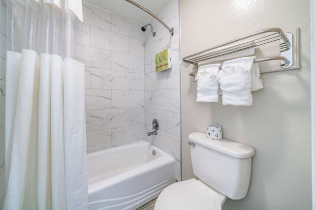 Standard Room, 1 Queen Bed, Non Smoking, Refrigerator & Microwave