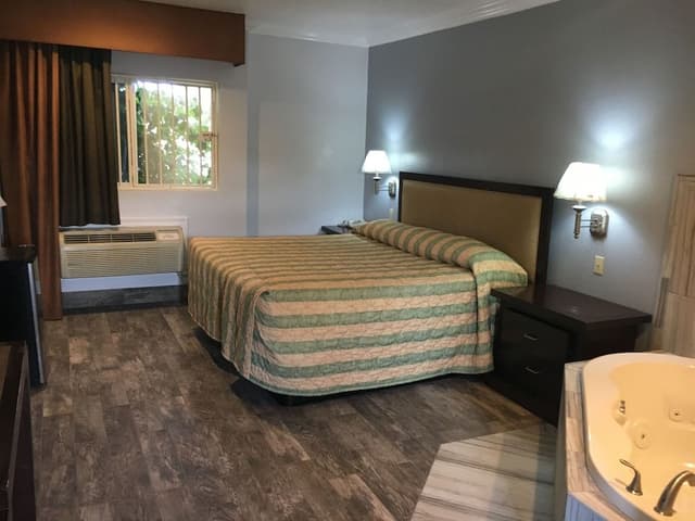 Room, 1 King Bed, Non Smoking, Jetted Tub