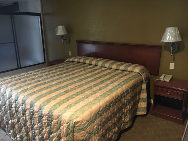 Room, 1 King Bed, Non Smoking, Jetted Tub