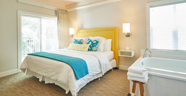 Suite, 1 King Bed (Hillside)