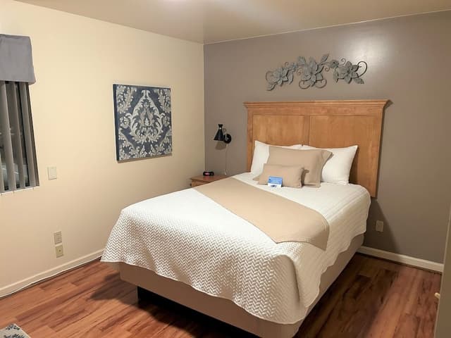 Standard Suite, 1 Queen Bed