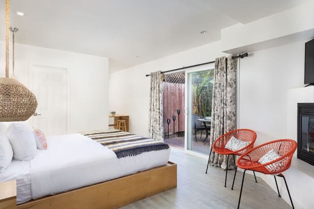 Deluxe Room, 1 King Bed, Kitchen, Ground Floor (Patio & Fireplace)