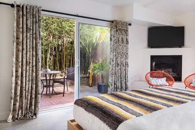 Deluxe Room, 1 King Bed, Kitchen, Ground Floor (Patio & Fireplace)