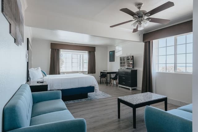 Deluxe Suite, 1 King Bed, Non Smoking, Pets Not Allowed (Upstairs, Ocean View)