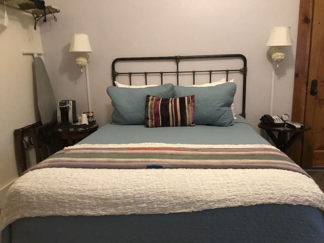 Basic Room, 1 Queen Bed
