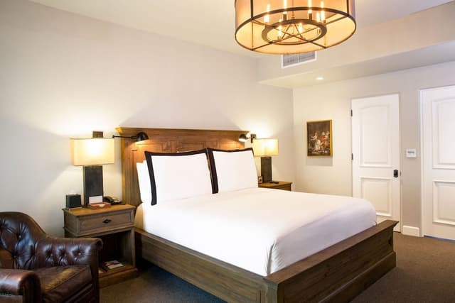 Deluxe Room, 1 King Bed, Courtyard View