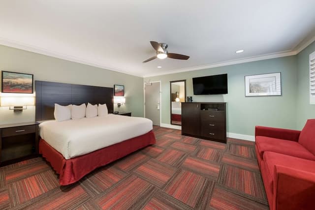 Executive Room, 1 King Bed, Non Smoking, Refrigerator
