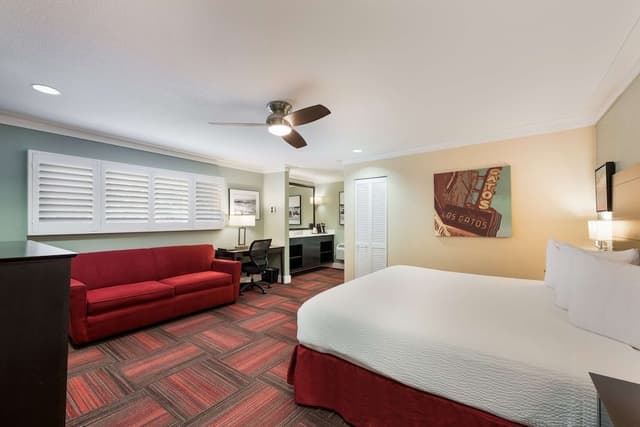 Executive Room, 1 King Bed, Non Smoking, Refrigerator